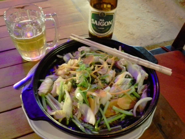 Một thố các loại hải sản được xào chung gồm có tôm, cá và mực. Vừa thưởng thức món này vừa uống bia là sự kết hợp hoàn hảo nhất.