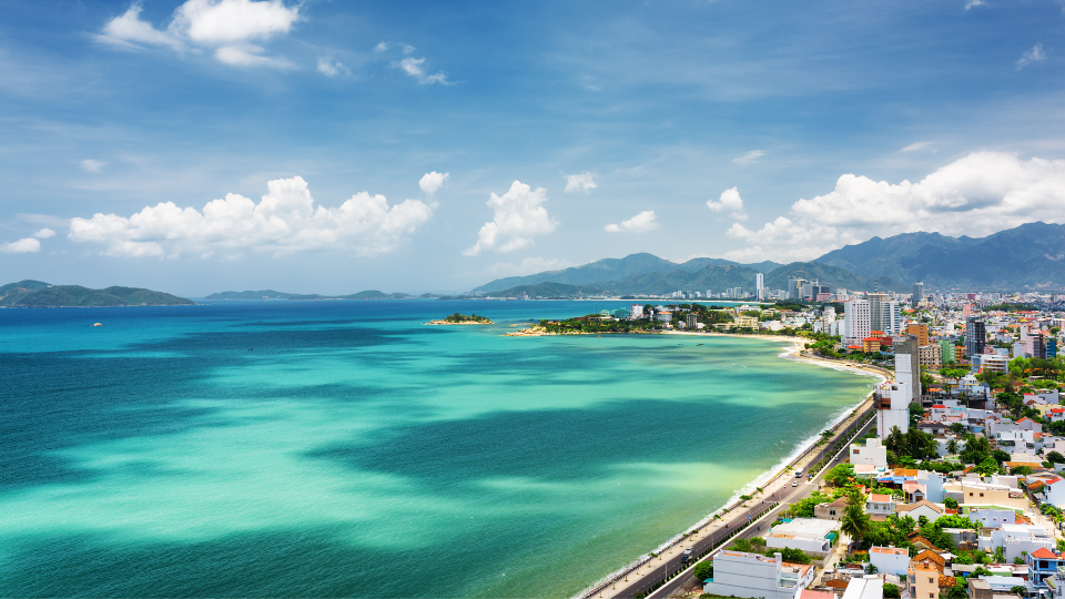 Toàn cảnh bãi biển Nha Trang với làn nước trong xanh
