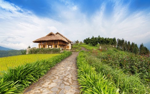 Topas Ecolodge, Sa Pa, Việt Nam  Đây là khu nghỉ dưỡng đầu tiên của Việt Nam được ghi danh trong danh sách này, và là khu nghỉ dưỡng thứ 5 của châu Á được bầu chọn. Nằm cách xa thị trấn du lịch Sa Pa, Topas Ecolodge là nơi lý tưởng cho du khách muốn khám phá văn hóa dân tộc thiểu số và chiêm ngưỡng cảnh quan thiên nhiên hùng vĩ - các giá trị đã giúp Sa Pa trở thành một trong những điểm đến quyến rũ nhất của Việt Nam.