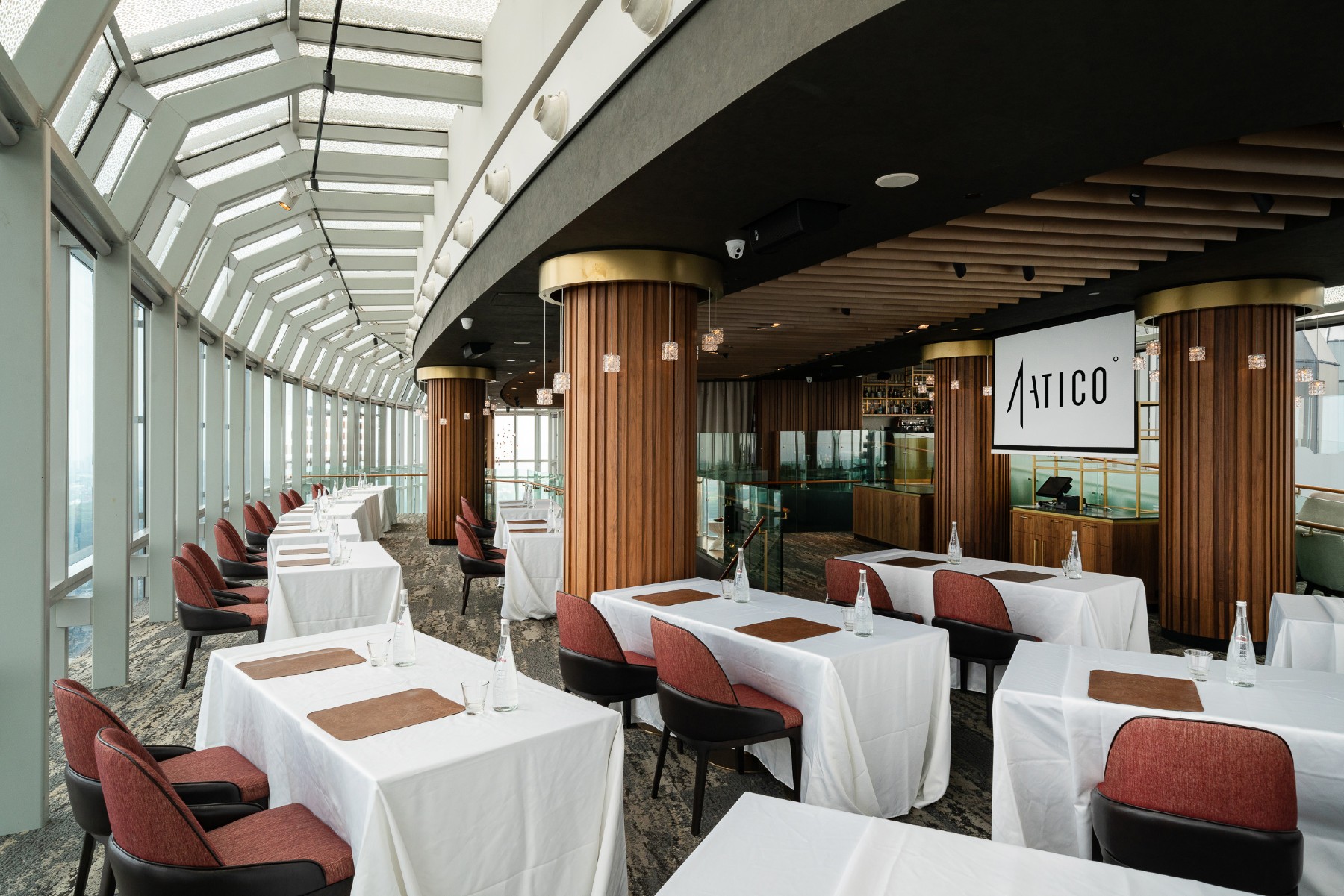 Không gian sang trọng của nhà hàng Singapore view đẹp