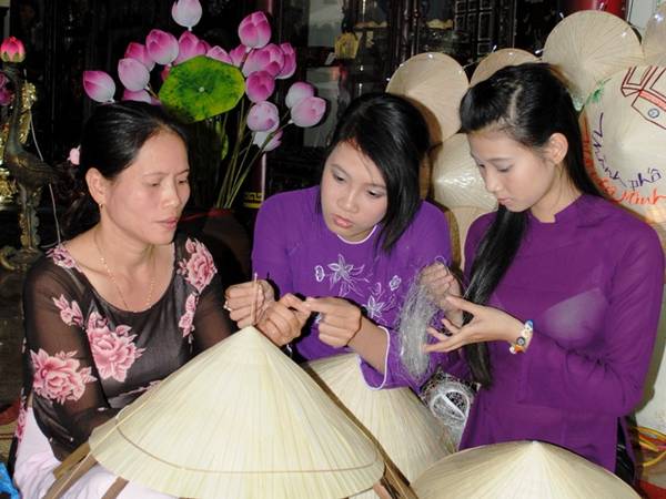 Nghề làm nón lá tại Festival nghề truyền thống Huế