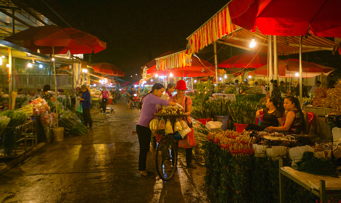 Chợ hoa Quảng Bá trong đêm Hà Nội