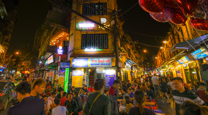 23h: Bia Tạ Hiện  Chuyến thăm thú Hà Nội buổi tối nên bắt đầu từ Tạ Hiện, con phố sầm uất nhất khi màn đêm buông xuống. Phố chỉ dài khoảng 100 m nhưng hàng quán san sát nhau, nổi tiếng với các món ăn vặt, ăn nhậu. Trong ảnh là phố Tạ Hiện lúc 0h.