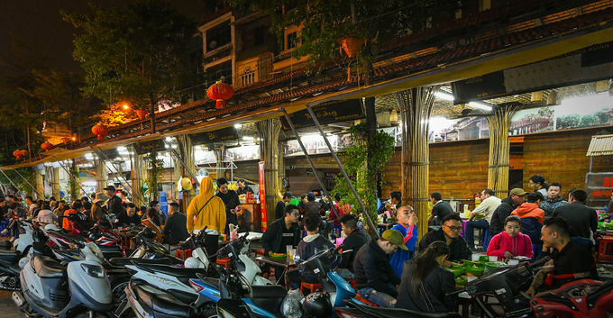 2h30: Ăn đêm chợ Đồng Xuân  Chợ Đồng Xuân về đêm vẫn diễn ra các hoạt động buôn bán, ăn uống phục vụ khách du lịch. Đường ngách nhỏ cạnh chợ, nằm phía phố Hàng Khoai có rất nhiều quán ăn nằm sát nhau. Các món ăn nổi tiếng tại đây gồm lẩu bò, lẩu sườn sụn và cháo sườn quẩy.