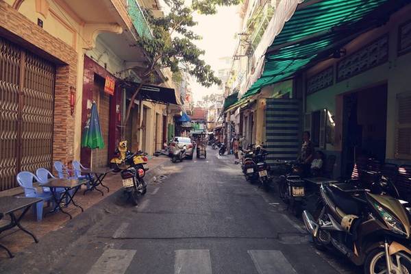 Đường Phú Định dài 65m (quận 5) nằm giữa đường Nguyễn Án và Lương Nhữ Học. Anh cũng gợi ý món bánh xèo ở đầu đường Phú Định rất ngon và giá cả phải chăng.