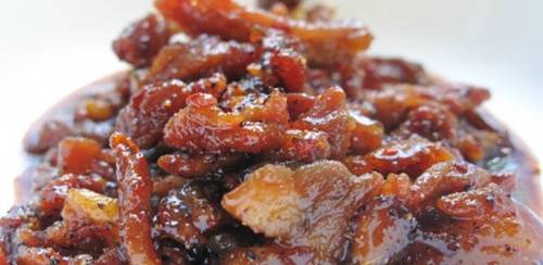 Thịt gừng: Món ăn truyền thống của người Nùng Dín được làm từ các loại xương sườn, xương sống và thủ lợn. Những nguyên liệu này được đem băm nhỏ rồi bóp cùng muối, một ít rượu ngô và khá nhiều gừng tươi giã nhỏ vắt nước. Sau đó, phần thịt đã sơ chế này được mang bỏ vào chum và đổ nước lên, đậy kín, bao giờ muốn ăn mới lấy ra nấu. Món thịt gừng hấp hoặc thịt gừng kho sền sệt đều rất đưa cơm. Ảnh: locadulich