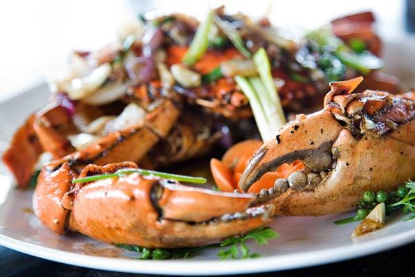 Cua rán tiêu đen: Tỉnh Kampot ở miền Nam Campuchia nổi tiếng với hải sản và những trang trại trồng tiêu đen bạt ngàn. Cua tươi được rán cùng các nhánh tiêu tươi, tạo ra hương vị đặc biệt thơm ngon. Ảnh: Accidentalepicurean.