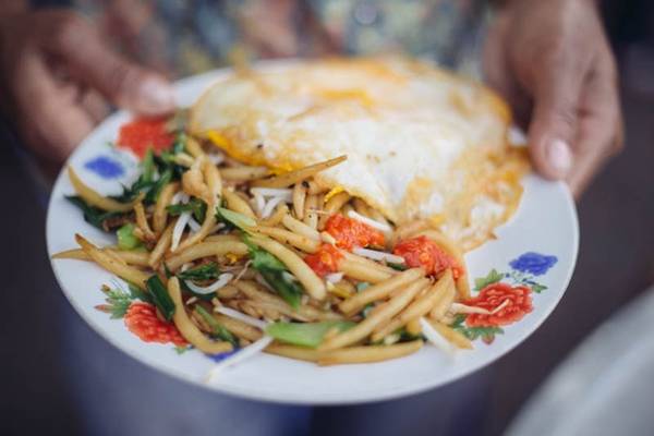 Lort cha: Món ăn này thường được bày bán trên các xe đồ ăn vào buổi tối. Mì được cắt đoạn ngắn, xào cùng giá đỗ, hành tươi và trứng bác. Cuối cùng, tất cả được trộn cùng tương ớt và xì dầu trước khi ăn. Ảnh: Ahacurated.