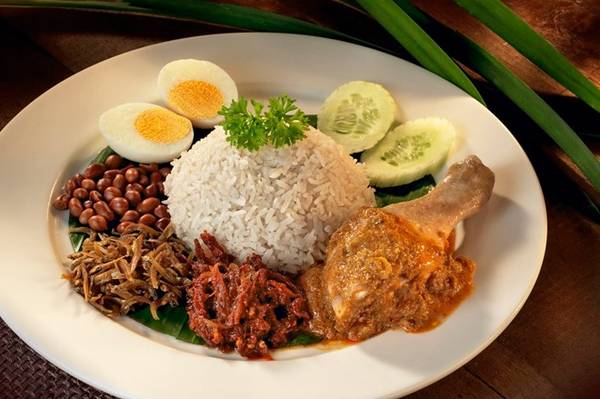 Nasi lemak - biểu tượng đặc sản Malaysia