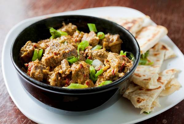 Bò rendang: Món cà ri đặc này rất cay, do sử dụng các gia vị như gừng, nghệ, chanh kaffir và ớt. Sự tổng hòa của chua, ngọt và ngậy khiến món ăn này có vị ngon hấp dẫn. Ngoài thịt bò, du khách có thể thưởng thức phiên bản gà, rau củ hay hải sản. Ảnh: Partial-ingredients.