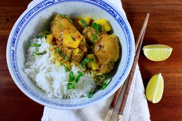 Cà ri gà: Thịt gà được chặt miếng, nấu cùng rempah - một loại sốt gồm nhiều gia vị phức tạp, và nước cốt dừa. Miếng thịt mềm, đậm đà, cay cay và thơm ngậy rất hợp ăn cùng cơm trắng. Ảnh: Nutmegsseven.