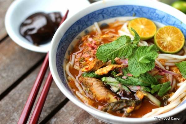 Asam laksa: Món mì được yêu thích ở Malaysia này có nước dùng từ cốt me, thêm cá, dưa chuột, dứa và một chút rau thơm. Bạn có thể thưởng thức món này ở bất cứ đâu trên Malaysia. Ảnh: The Food Canon.
