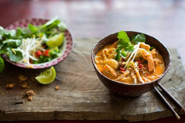 Cà ri Laksa: Sốt rempah (gồm nghệ, dừng, sả, ớt, bột tôm...) cùng cốt dừa đem lại cho nước dùng vị thơm ngậy hấp dẫn. Cà ri Laksa thường được ăn cùng mì, cho thêm tôm, đậu phụ rán, dưa chuột, cá viên và trứng. Ảnh: Sbs.