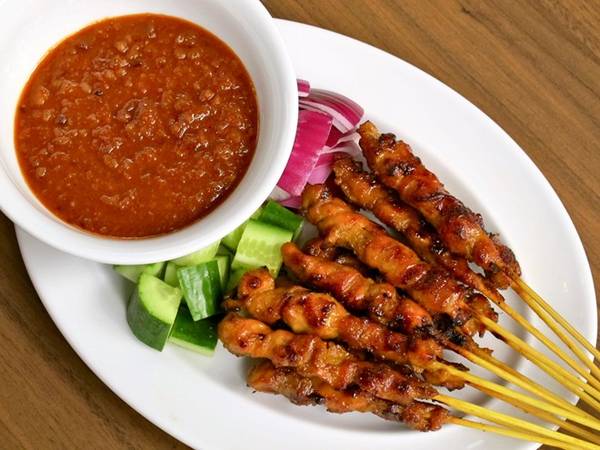 Thịt xiên nướng: Các loại thịt và hải sản được tẩm ướp gia vị và nướng trên than hoa, tỏa mùi thơm quyến rũ hấp dẫn du khách. Bạn có thể thấy các quầy bán đồ nướng ở mọi góc phố, với hàng chồng thịt xiên đủ loại sẵn sàng phục vụ du khách. Ảnh: Cool-food-photo.