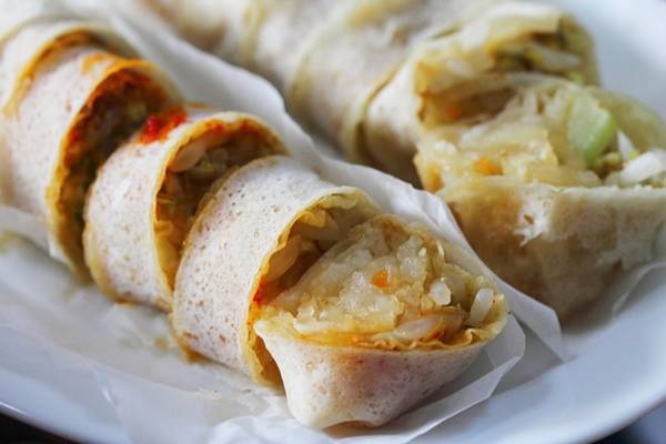 Popiah: Món cuốn độc đáo này gồm củ cải, củ đậu và các loại rau giòn, cho thêm lạc, trứng hoặc đậu phụ, gói trong một lớp bột mỏng. Ảnh: Derpypercy/Wordpress.