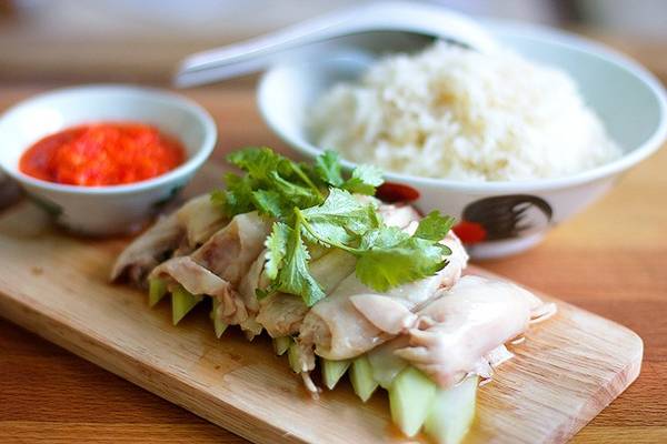 Cơm gà Hải Nam: Như nhiều món đặc sản của Malaysia, cơm gà Hải Nam có xuất xứ từ Trung Quốc nhưng được biến tấu để phù hợp với khẩu vị của người địa phương. Gà được luộc chín mềm, để nguội và ăn cùng cơm nấu bằng nước luộc gà. Sốt chấm có thêm tỏi, gừng, ớt để tạo vị cay hấp dẫn. Ảnh: Jiaksimi.