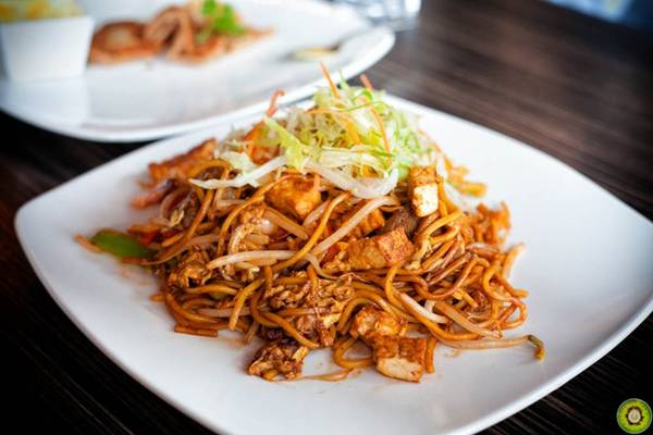 Mee goreng: Món mì xào này có nhiều cách chế biến. Mì có màu vàng được xào nhanh cùng xì dầu, tỏi, hẹ tây và ớt, cho thêm tôm, thịt gà, thịt bò hoặc rau củ. Đây là món ăn phổ biến trên đường phố Malaysia. Nhiều người bán sử dụng bếp than hoa, tạo vị khói đặc trưng cho mì. Ảnh: Foodobyte.