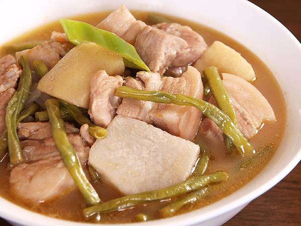 Sinigang: Món canh chua ngọt hấp dẫn này là một trong những đặc sản. Sốt me và nước cốt chanh calamansi đem lại vị chua đặc trưng cho sinigang, kết hợp với vị ngọt từ thịt ba chỉ, vị thanh của rau củ và chút ngậy của nước dừa. Ảnh: Glogster.