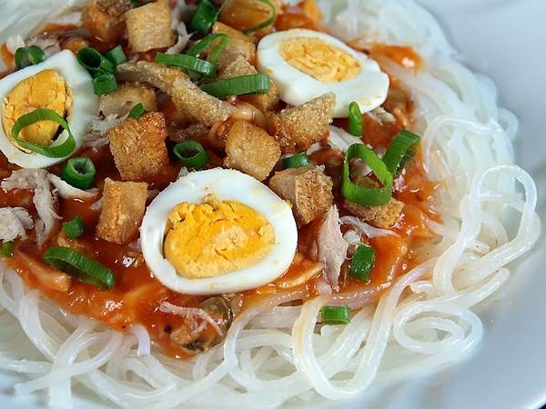 Pancit Palabok: Món ăn này rất phổ biến, với tôm, thịt lợn, trứng luộc, hành tươi cùng nước sốt tôm thơm ngậy rưới trên mì gạo. Ảnh: Tritogo