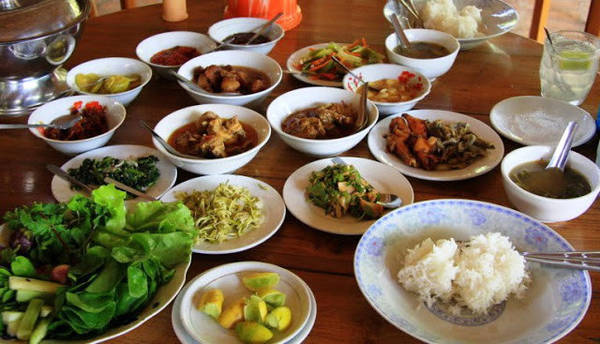 Cà ri thường được dọn cùng cơm, salad, một đĩa rau xào