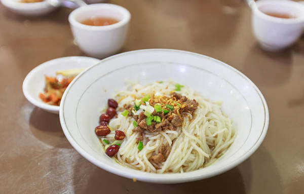 Mì người Shan có vị tương đối đơn giản, dễ ăn và rất ngon. Mì còn có phiên bản khô được dọn ra với bát nước dùng riêng. Ảnh: Sanctum Inle Resort.