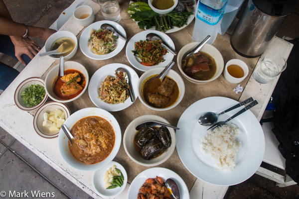Sốt chấm đi kèm có nhiều loại, từ ngapi ye - một loại nước mắm nhạt, tới balachaung - hỗn hợp gia vị khô gồm tỏi, ớt và tôm khô rán giòn. Ảnh: Mark Wiens.