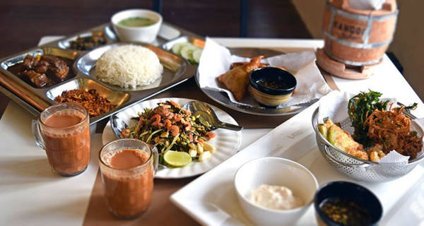 Bạn có thể gọi các món ăn như mì truyền thống hay htamin thoke - một loại salad trộn cơm. Ảnh: Asiadmc.