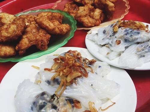 Chả mực: “Chả mực giã tay – ngon say lòng người” là câu nói nổi tiếng ở Quảng Ninh. Những con mực tươi vừa bắt sống trong vùng biển Hạ Long về, được làm sạch rồi giã tay, nặn thủ công, tạo ra độ dai giòn đặc trưng và hương vị thơm ngon. Chả mực rán lên vàng ruộm, bên trong giòn sật, được ăn kèm với xôi trắng, bánh cuốn hoặc ăn riêng với nước mắm nguyên chất. Chả mực thường được mua làm quà với mức giá 350.000 – 450.000 đồng/kg. Ảnh: Lê Hằng