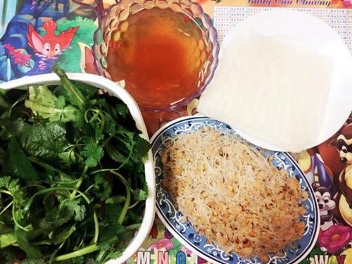 Nem chạo: Nem chạo còn được gọi là nem thính, có thành phần chính là bì lợn bào sợi và thính làm từ gạo rang hoặc đỗ giã dập. Nhón một ít nem rời rạc cuốn cùng lá sung, tía tô, kinh giới trong tấm bánh đa nem mỏng rồi chấm nước mắm chua ngọt pha loãng, món ăn mộc mạc này cùng với nem chua trở thành đặc sản của vùng đất Quảng Yên mà du khách nào cũng muốn mua mang về làm quà. Ảnh: Ngọc Huyền