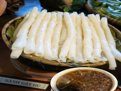 Bánh gật gù: Bánh gật gù là đặc sản vùng đất Tiên Yên, được tráng trên nồi hấp và cuộn lại như bánh cuốn. Nhiều người nhận xét bánh gật gù có hương vị giống bánh phở, tuy nhiên điểm khác biệt là trong khi xay bột, người ta cho thêm cơm nguội để tạo độ mềm, dai. Bánh khiến ai nấy đều phải gật gù khen ngon, nhất là khi ăn cùng khâu nhục. Nước chấm được chưng từ nước mắm ngon và mỡ gà, thêm thịt băm, ớt tươi, hành phi. Loại bánh này phổ biến ở Quảng Ninh, tuy nhiên địa chỉ được đặt mua nhiều nhất là nhà bà Tuyết, số 32 phố Hòa Bình, thị trấn Tiên Yên. Ảnh: dulichvietnam