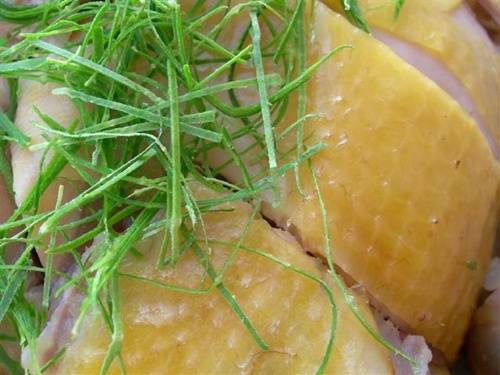 Gà đồi Tiên Yên: Thương hiệu gà đồi Tiên Yên đã nổi tiếng từ lâu nhờ phương pháp nuôi gà thả rong. Gà phải tự chạy đi kiếm ăn nên thịt rất săn chắc, lại ngọt thơm nhờ nạp vào cơ thể các thực phẩm thiên nhiên. Gà luộc là món ăn có cách chế biến đơn giản nhất nhưng lại làm nổi bật hương vị tự nhiên. Da gà bóng nhẫy, vàng mọng, trông khá mỡ màng nhưng thực chất lại giòn, ngọt, béo nhưng không ngậy. Ảnh: wikivietnam