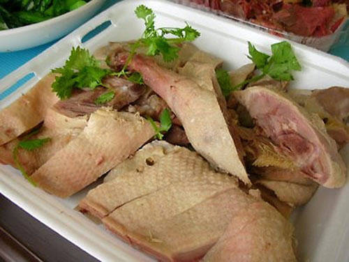 Cái tên độc đáo đã đủ gây tò mò cho du khách. Đây là loài gia cầm lai giữa ngan và vịt, thịt không bị khô, xác như ngan, cũng không quá mềm ngậy như vịt. Cà sáy luộc có mặt ở nhiều nhà hàng, không chỉ hấp dẫn trong từng miếng thịt mà còn gây ấn tượng