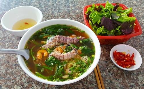 Bún bề bề: Đây là món ăn phổ biến do Hạ Long là nơi tập trung rất nhiều bề bề. Nước dùng nấu từ xương ninh, tôm, ghẹ, bề bề ngọt lừ, tươi nguyên vị biển, kết hợp với những loại rau quả phù hợp như rau cần, cải ngọt, cà chua, hành chẻ. Bát bún nổi bật với những con bề bề luộc chín tới, dễ dàng bóc vỏ mà vẫn giữ được nguyên con. Một bát bún bề bề có giá khoảng 40.000 đồng. Địa chỉ gợi ý là quán bún đầu Cầu Trắng – phường Hà Tu. Ảnh: Nguyen Cao Van