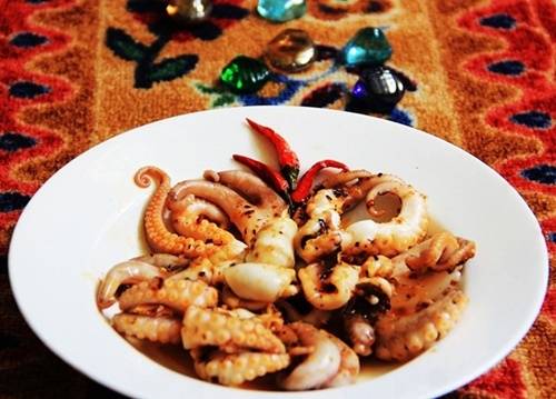 Ruốc lỗ: Ruốc lỗ thuộc họ bạch tuộc nhưng có kích cỡ bé, phải đi soi trong lỗ hoặc dùng lồng bát quái để đánh bắt. Người ta còn gọi đây là ruốc chân dài nhờ chiều dài nổi bật của những chiếc xúc tu so với phần đầu bé xíu. Ruốc mang luộc với lá ổi, lá me chua rồi chấm với mắm tôm, ăn kèm đinh lăng, lá mơ, chuối chát. Đây là món đồ nhắm rất được ưa chuộng. Ruốc có trứng được gọi là ruốc cơm xôi, có hương vị hấp dẫn hơn hẳn. Mùa ruốc bắt đầu từ tháng 7 đến tháng 10 âm lịch. Ảnh: halong-bay