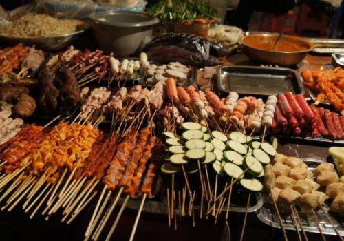 Shaokao: Hãy theo chân người dân địa phương và mua một đĩa gồm những que xiên nướng thịt, rau củ đã được tẩm ướp gia vị đầy đủ. Bạn có thể tìm thấy các quầy shaokao di động trên phố, vừa ăn vừa thưởng thức một chai bia và tận hưởng đêm Thượng Hải. Giá một xiên khoảng 0,4 - 1,6 USD. Những địa chỉ gợi ý là giao lộ Zhenning Lu, Yuyuan Lu và Kangding Lu, Yanping Lu.