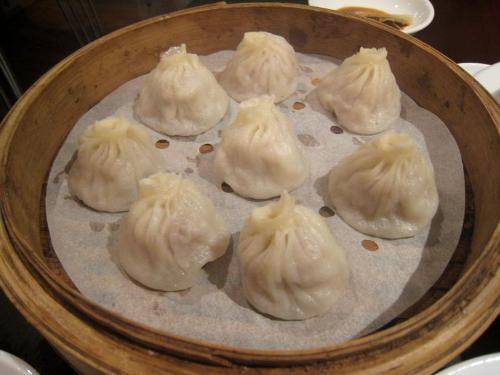Fu Chun Xianglongbao: Trải nghiệm ẩm thực ở thành phố Thượng Hải sẽ không thể trọn vẹn nếu bạn chưa ăn bánh bao. Những thực khách yêu thích món này thường kéo tới Fu Chun, một địa chỉ bán bánh bao nổi tiếng. Bánh bao ở đây có nhiều hương vị khác nhau, nổi bật nhất là vị cua. Ăn bánh bao ở Fu Chun vừa nhanh vừa tiện lợi, người bán hàng không giỏi tiếng Anh, nhưng vì thế trải nghiệm càng thú vị hơn. Giá một chiếc bánh từ 2 đến 4 USD. Địa chỉ Fu Chung Xialongbao là số 650 Yuyuan Lu.