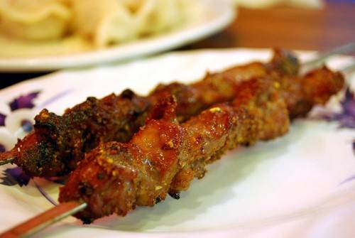 Yersgaru Xinjiang Food: Đây là một nhà hàng nổi tiếng với âm nhạc sống động và những hương vị ẩm thực cuốn hút thực khách. Thịt cừu là món ngon có tiếng ở đây và được phục vụ từ 6h30 sáng. Nhà hàng thu hút rất nhiều thực khách quốc tế. Các món nổi bật khác trong thực đơn của nhà hàng là gà nấu cay với khoai tây, bánh kebab thịt cừu, salad hành cà chua, bia đen Sinkiang... Nếu may mắn bạn còn được phục vụ cả những điệu nhảy Trung Á độc đáo. Giá một món ăn vào khoảng 3 USD. Địa chỉ quán là số 106 Nandan Dong Lu.
