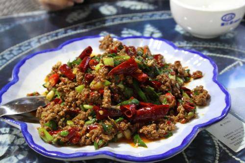 Lost Heaven: Nhà hàng này bài trí đẹp mắt như một phòng triển lãm. Tầng một của ngôi nhà là triển lãm ảnh về phong cảnh vùng Vân Nam, tầng hai là nhà hàng trang trí bằng tông đỏ, vàng của những họa tiết tinh tế. Món ăn ngon ở đây bao gồm tôm nấu kiểu người Mèo, bánh gạo Vân Nam ăn cùng giăm bông và nấm. Thực khách có thể ngồi chung bàn một dãy dài, vừa thưởng thức món ngon vừa có cơ hội kết bạn mới.  Giá mỗi món ăn giá khoảng 9 USD. Địa chỉ nhà hàng là số 17, đường Yan'an Dong.