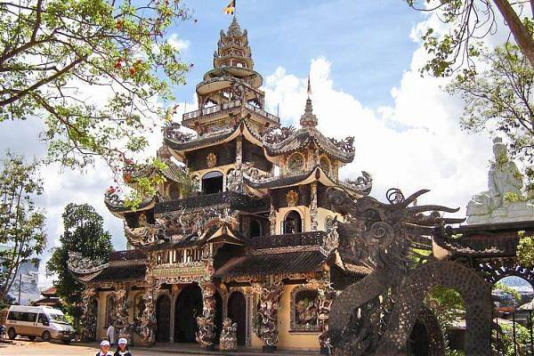 Chùa Linh Phước - điểm đến Đà Lạt kiến trúc khảm sành độc đáo