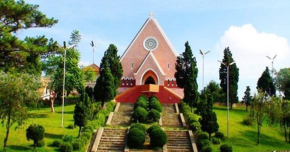Nhà thờ Domaine de Marie - điểm đến Đà Lạt thu hút khách tham quan