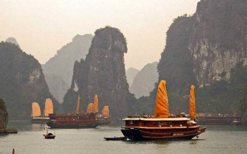 Vịnh Hạ Long từng được nhiều trang web du lịch nước ngoài bình chọn.