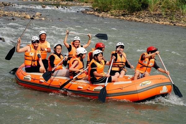 Thị trấn Madagui thuộc huyện Đạ Hoai, Lâm Đồng. Địa danh này thu hút du khách với KDL Suối Tiên rộng hàng chục ha. Ngoài các trò chơi dân gian, các món đặc sản núi rừng, nơi đây còn hút khách với trò zipline, chèo xuồng kayak vượt thác... Ảnh: Mộc Trà.