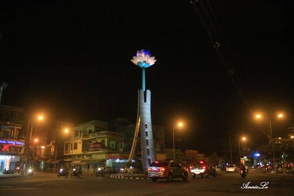 Đồng Tháp mùa này tuyệt đẹp với làng hoa Sa Đéc, màu xanh mướt của khu căn cứ Xẻo Quýt, những đàn chim về tổ ở Tràm Chim... cùng các sản vật, món ngon ở chợ Cao Lãnh...  Ảnh: Annie Le.