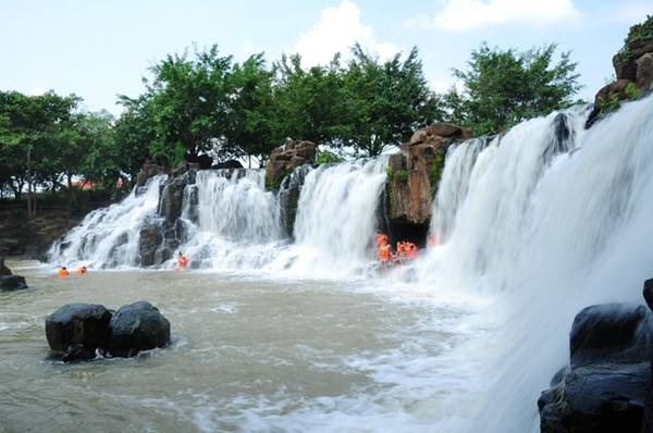Cách TP HCM khoảng 30 km cùng nhiều thắng cảnh, khu du lịch. Đồng Nai thường được chọn là địa điểm du lịch cuối tuần giá rẻ với nhiều du khách, nhất là học sinh - sinh viên. Bạn có thể thiết kế tour du lịch sinh thái ở thác Giang Điền, thác Đá Hàn... hay picnic ở đảo Ó, đảo Dừa Lửa... Ảnh: Facebook KDL.