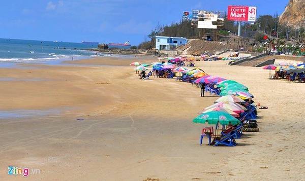 Vũng Tàu, thành phố biển cách TP HCM khoảng 3 giờ chạy xe máy, luôn có sức hút với du khách trẻ và nhóm khách gia đình. Các trải nghiệm bạn nên có ở Vũng Tàu ngoài tắm biển là thưởng thức hải sản, chạy xe trên tuyến đường biển tuyệt đẹp, tham quan khu chợ nổi tiếng, thưởng thức sữa tươi ở các điểm dừng chân. Ảnh: Ngọc An.