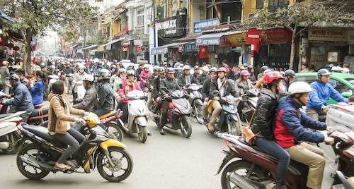 Giao thông đông đúc nhộn nhịp đặc trưng khi đi du lịch Hà Nội