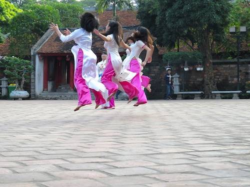 Khách du lịch ghé thăm Văn Miếu Quốc Tử Giám khi du lịch Hà Nội