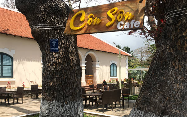 Quán cà phê Côn Sơn có view đẹp khi du lịch Côn Đảo