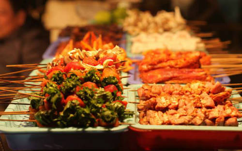 Du lịch Sa Pa - Những xiên đồ nướng hấp dẫn trên hè phố Sa Pa.