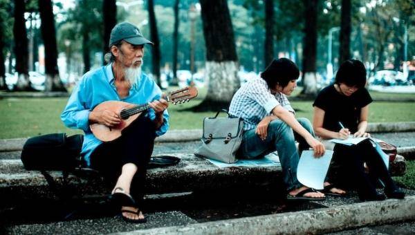 Đường phố Sài Gòn nhộn nhịp về đêm
